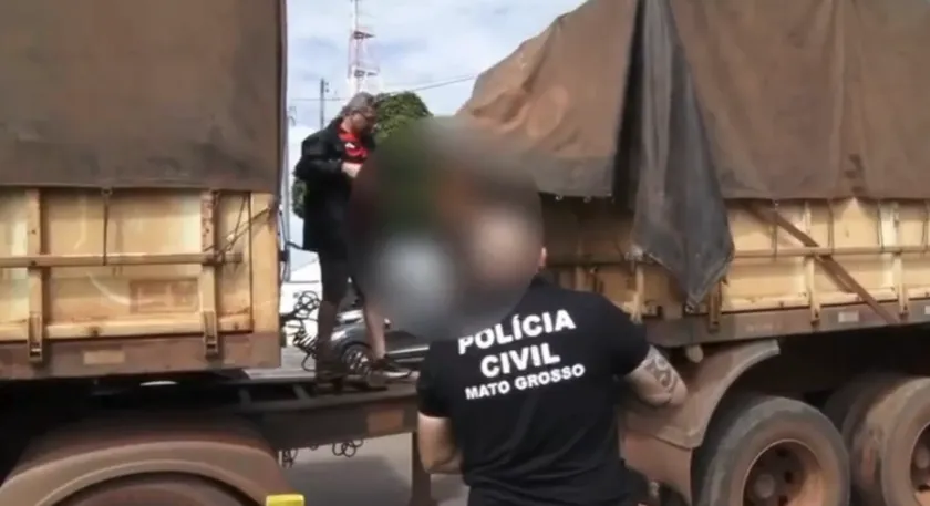 Um dos homens foi encontrado escondido dentro da carreta