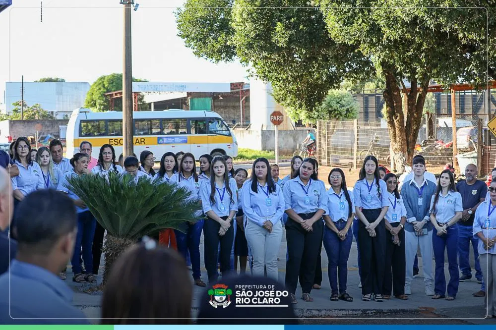 ORAÇÃO MARCA INÍCIO DO MÊS EM FRENTE À PREFEITURA MUNICIPAL