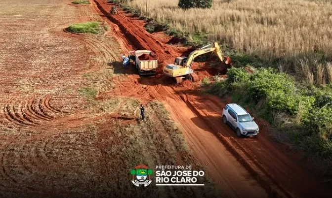 Prefeitura avança com recuperação de estradas no Assentamento Santana da Água Limpa