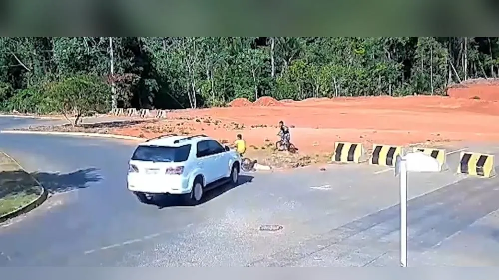 Câmeras registram momento em que carro atinge duas crianças de bicicleta em canteiro de obras em Sorriso (MT)